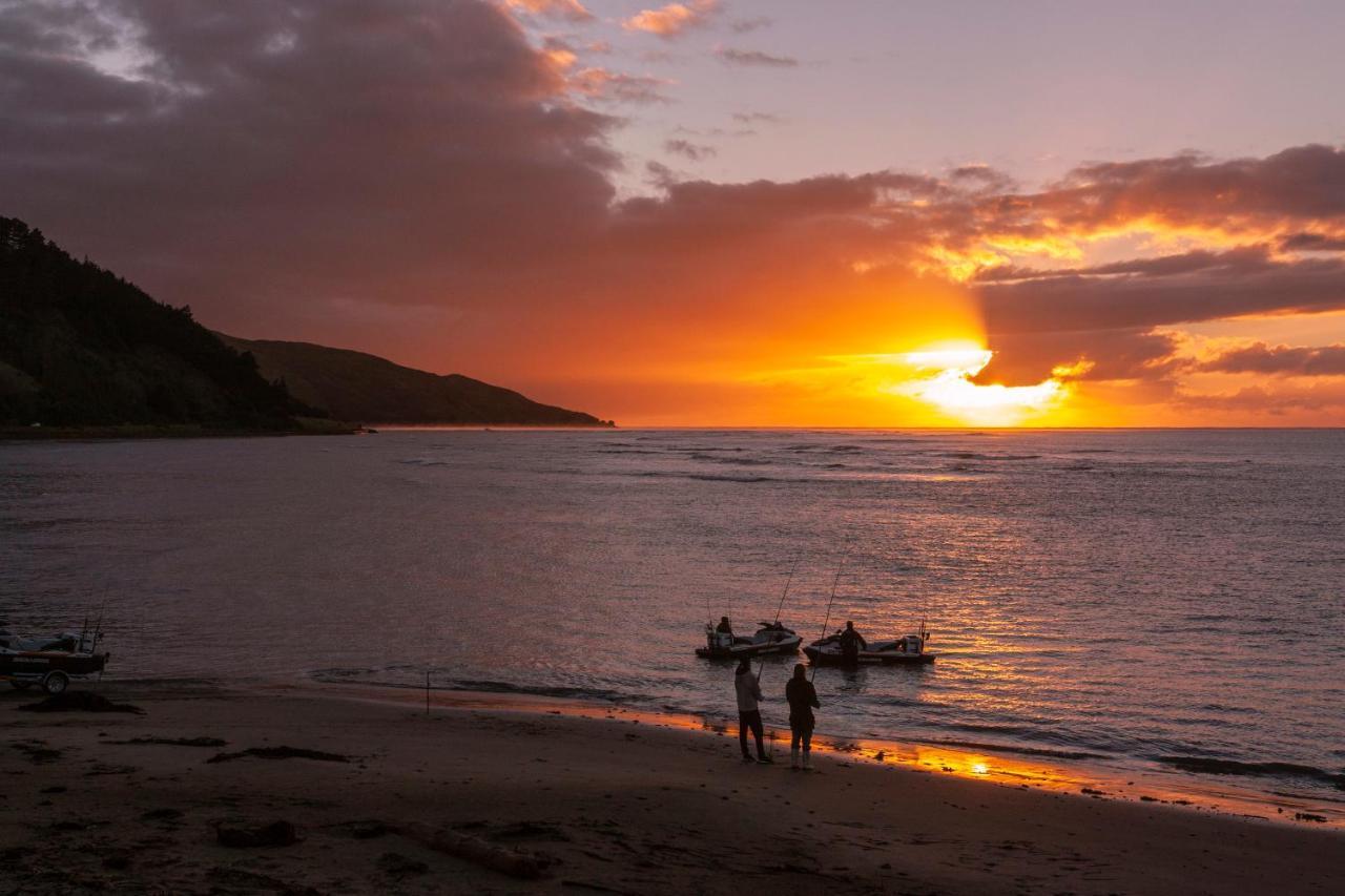 Tatapouri Bay Hotel Gisborne Eksteriør billede